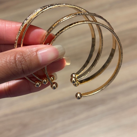 #68 Gold Bangle Set - Picture 5 of 5